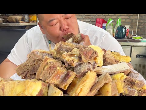 猴哥弄黄膘牛肉清炖，这一口牛排配上韭菜花，抱着啃太过瘾了！
