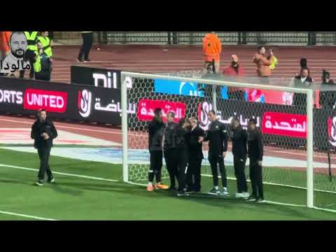 اول رد فعل من جمهور الأهلي عندما ذهب حكام القمة المصريين لالتقاط صور أمامهم.. شوف هتفوا قالوا ايه