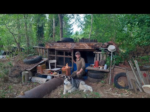 Survival Trash Can - build a shelter with debris Found in the wild wood