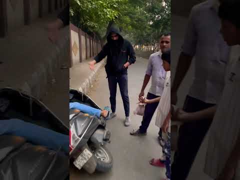 Road prank??#public #prank #road #comedy #funny #prankvideo #funnyvideo #comedyvideo #mohitsuri