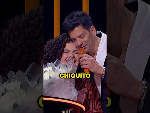 Mijares vuelve a celar a su hija Lucerito cuando Yahir le regala unas flores #juegodevoces