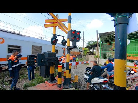UNIK !! Di Parit Stasiun Ini, Ternyata Banyak Ikannya Juga !! Penumpang Sampai Heran !