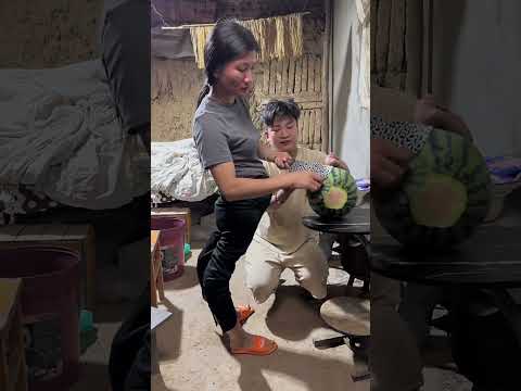 Người vợ còng chân bổ dưa hấu cho chồng ăn