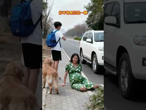 A responsible teenager saw a pregnant woman in danger and knelt down to beg the driver for help