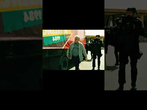 Two top agents used a canvas to hide themselves on the roof of a car.