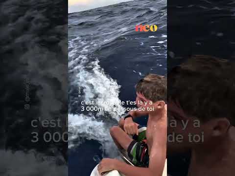 Malo prend sa douche sur un bateau en plein milieu de l’océan