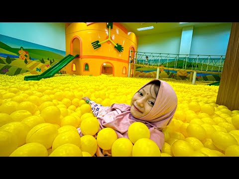 DiAJAKIN PAPS AQILLA BERMAIN DAN MANDI BOLA SEPUASNYA. WAJIB KESINI KALO MAIN KE BSD
