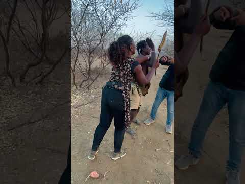 यह लड़की बंदर मीट खा रही है #trending #africa #africantribe