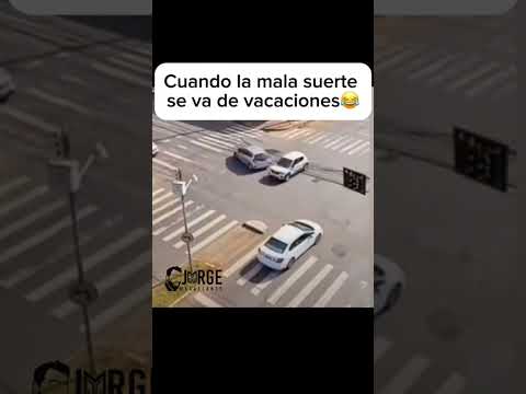 Nadie necesito de semaforo, pura intuición y buena suerte🫣😂 #humor #autos #semaforo #cruces