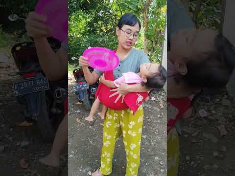 Minta gendong sambil di kipas kipas #funny #shorts