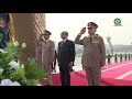 السيد الرئيس يضع إكليلا من الزهور على النصب التذكاري لشهداء القوات المسلحة 