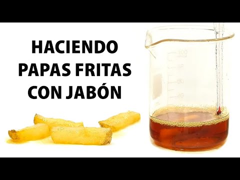 Convirtiendo jabón en aceite para hacer papas fritas