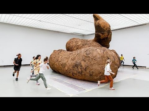 شاهد: معرض للبراز لمن يعتقدون أن الفن المعاصر مقرف!