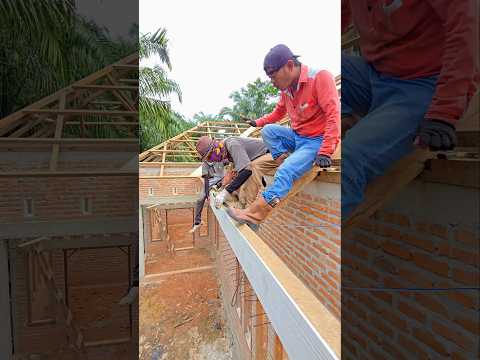 senior builder's techniques for installing house plasterboards correctly..