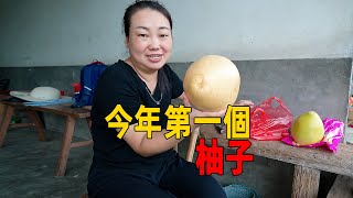 媳婦買兩個柚子，品種不同，看看哪個更好