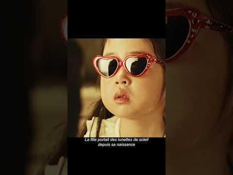 La fille portait des lunettes de soleil depuis sa naissance, elle ne les enlève jamais