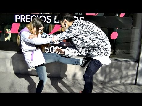 BESO O PATADA EN LAS BOLAS | AlexanderWTF