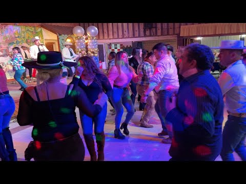 Que chulada de baile se vivió junto   -  LOS VILLANOS DE COLTAUCO