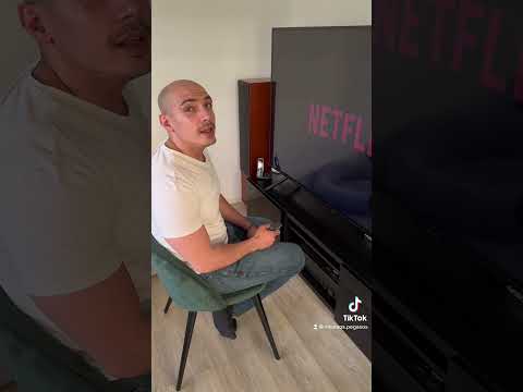 Freundin nervt Blinden beim Fernsehen schauen 