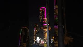 Penjors de bambú iluminados por las calles de Bali #galunganlankuningan #penjor #penjorbali