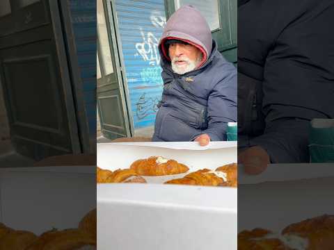 Porto la colazione a dei senzatetto 🫂 Chi meno ha, più condivide ❤️ #kindness #socialexperiment