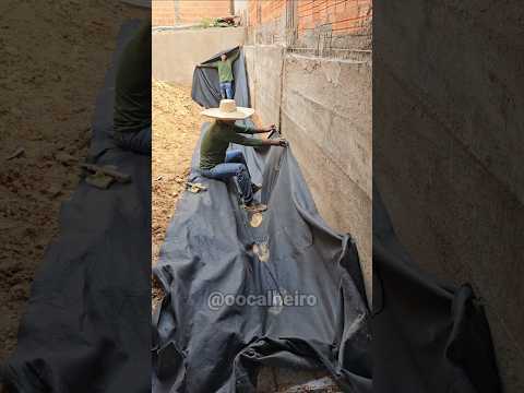 a água passa por baixo do muro!😱