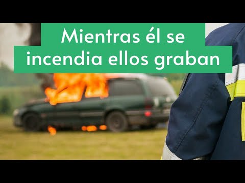 salvan a un hombre de un auto en llamas mientras v