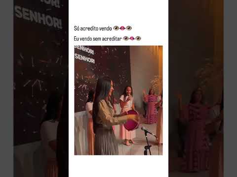 Pastora do pandeiro batendo tambor na igreja