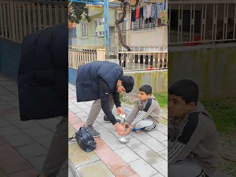 #شاهد هذا الشاب يسرق مال الطفل الفقير والضرير