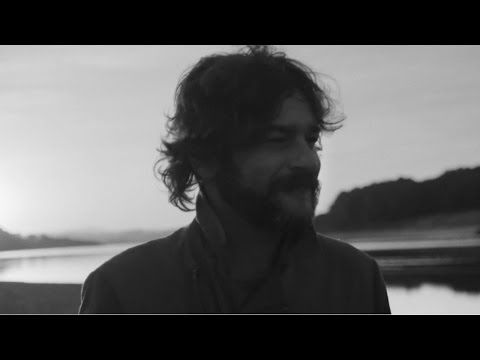 Quique González & Los Detectives – Se estrechan en el corazón (Vídeo Oficial)