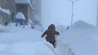 Incredible scenes of artic blast in Japan! Snow tsunami bury homes, cars and streets in Hokkaido!