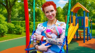 Baby Born Emily und Freundin auf dem Spielplatz. Lena baut eine Trage