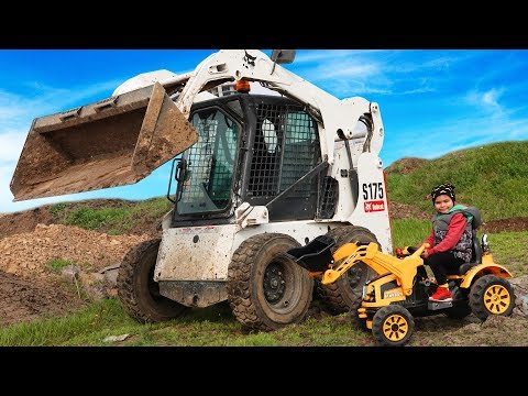 Tractor mini cargador está rota - Dima intenta ayudar al hombre