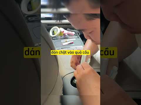 Anh này xin được chỉ giáo cách lấy quả cầu pha lê ra khỏi cái hốc chứa đồ vì khó lấy quá