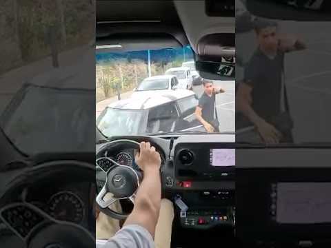 Conflit fou : un conducteur descend de sa voiture face à un bus ! #roadrage