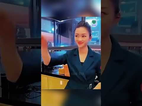 Nhường cơm cho người khó khăn, cô gái được chủ quán tặng món quà bất ngờ