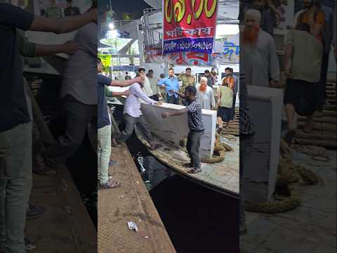 ছেড়ে যাওয়ার আগ মুহূর্তে লঞ্চে উঠলো যাত্রী