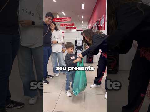 O que você colocaria na cesta?🤔 Que gracinha de menino fofo kkkkkkkkkkkk! Qual shopping eu devo ir?