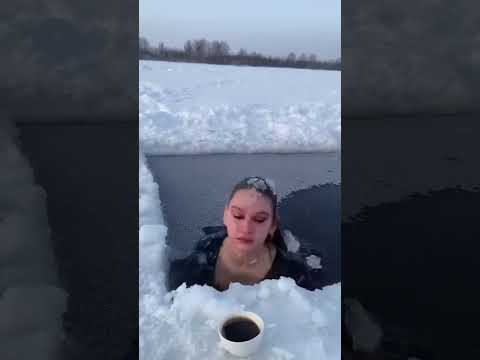 यह लड़की हमेशा बर्फ में डूबी रहती है | #shorts