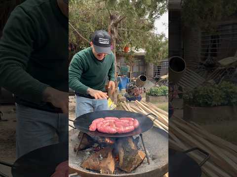 Chorizos a la pomarola de obra #sapparrilla #chorizos #choripan #asadoargentino con los albañiles