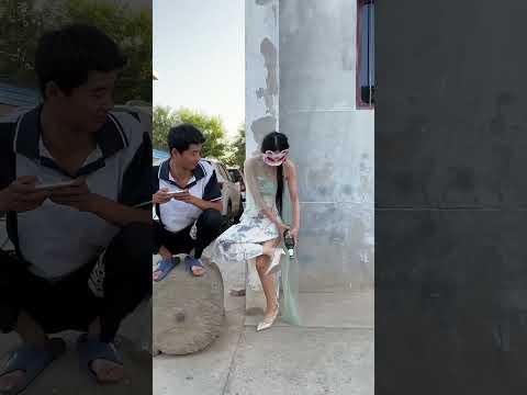 Nhân Viên Bá Đạo Nhất Trung Hoa|大哥是看腿还是看开瓶#Shorts