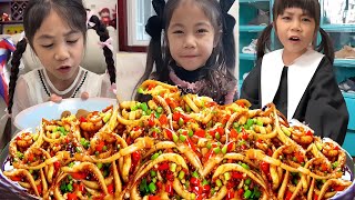 迷你小鱿鱼被妈妈抢走了，老爸立马给闺女做个超大香辣鱿鱼，这下海鲜吃爽了！【东东一家】