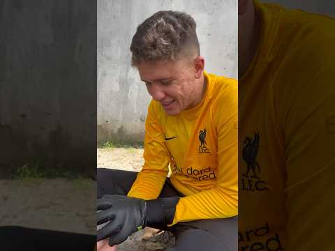 GOLEIRO DE CAPACETE QUEBROU A MÃO NO MEIO DO JOGO🚨