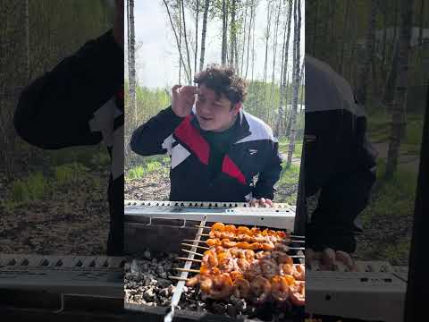 Суббота. Шашлыки. Душевная песня.