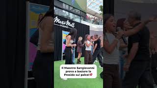 Il maestro Sangiovanni prova a baciare la Preside sul palco #shorts #stefanoeilary