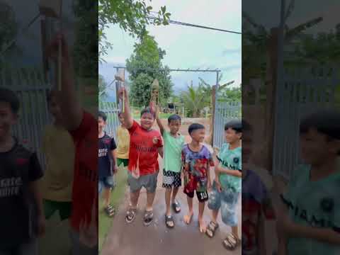 Có rất nhiều bạn nhỏ chạy vào nhà gạ đua thuyền #shorts