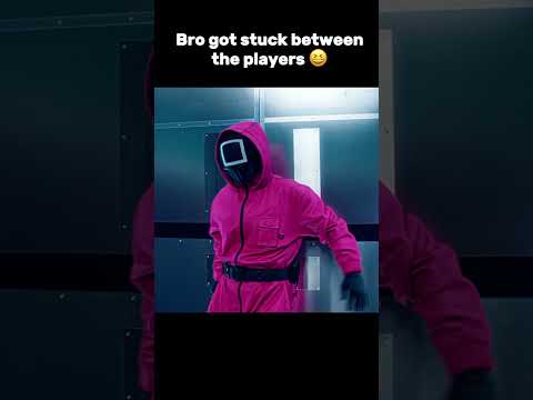 Bro got stuck between players 😆 | Squid Game #kdrama #squirgame