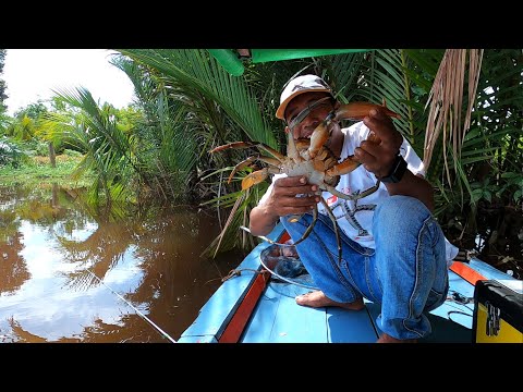 Dapat kepiting jumbo saat mancing udang langsung masak di perahu setelah hujan deras