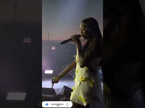 Aya Nakamura sans petite culot*e sur scène en concert