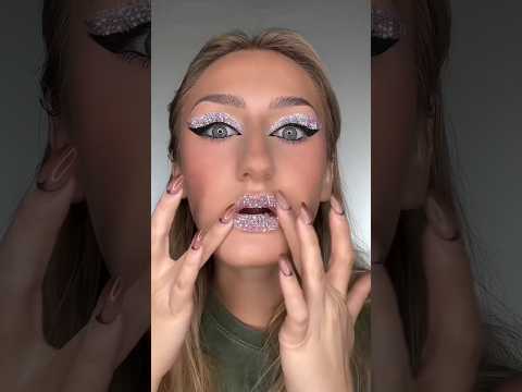 rhinestone link in bio ? #makeupartist #makeupaddic #rhinestonemakeup #beautyhack #makeuphacks